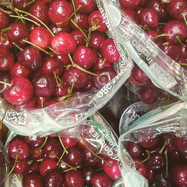 DE-licious cherries. #cherries #summertime #fruits