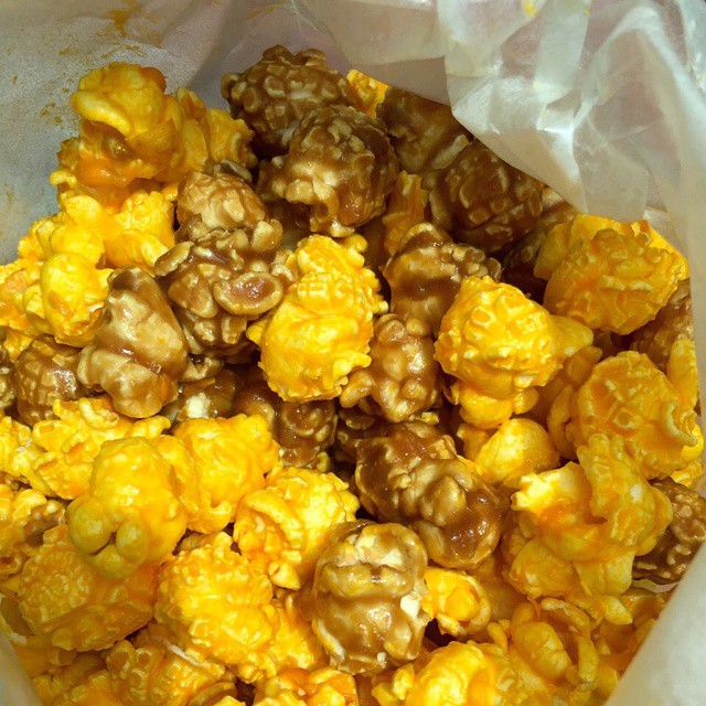 Try their caramel and cheese mix. The best popcorn ever!! #garrett #garrettpopcorn #caramelpopcorn #cheesepopcorn #popcorn