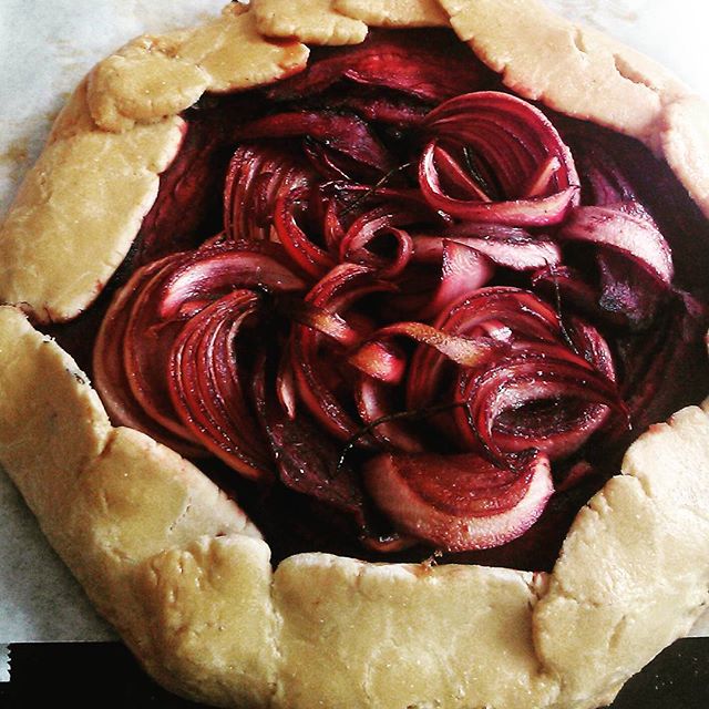 Gluten free and vegan beetroot and onion galette flavored with balsamic vinegar and rosemary. #glutenfreevegan #glutenfree #vegan #feedfeed #fbcigers #honestcooking #f52gram #galette